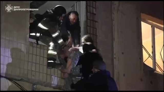 Ucraina, i soccorsi dopo un raid russo su un edificio residenziale