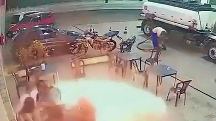 Benzin istasyonunda sigarasını yaktı, istasyon alev aldı