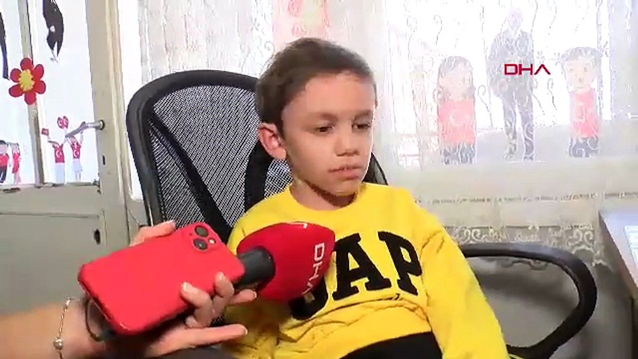 Kemoterapi gördüğü için okula gidemeyen minik Ahmet okuma yazmayı böyle öğreniyor