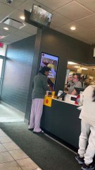 Mulher atira bebida a gerente do McDonald's nos EUA