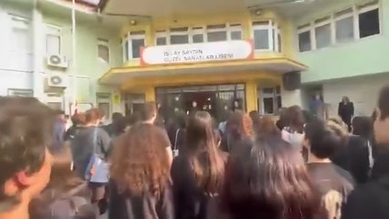 İzmir’de öğrenciler Andımızı okudu: Okul müdürü engel olmaya çalıştı