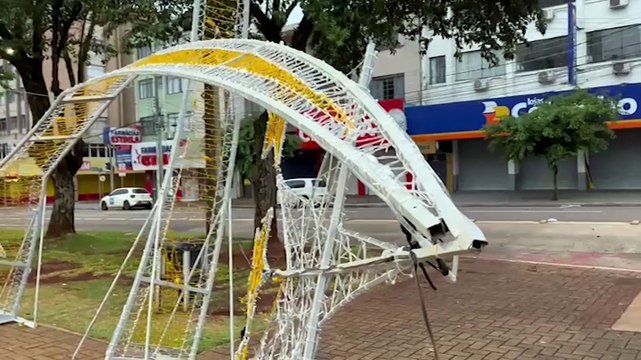 Estruturas decorativas ficam danificadas após temporal e oferecem risco na Avenida Brasil