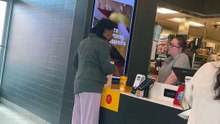 Mulher atira bebida a gerente do McDonald's nos EUA