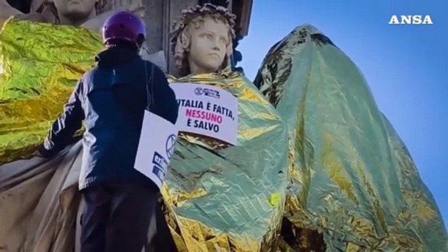 Teli termici sulla statua di Cavour a Torino, Extinction Rebellion in azione