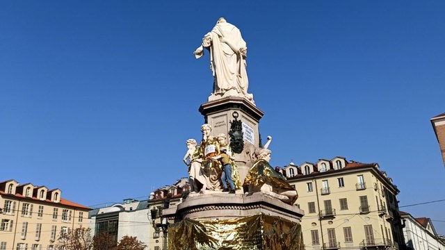 Il monumento a Cavour a Torino ricoperto di teli termici dagli attivisti di Extinction Rebellion: la protesta contro le disuguaglianze
