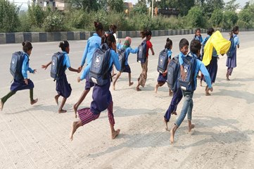 सरकारी ड्रेस मददगार, पांव में  नहीं जूते, ये है बिहार की स्कूलों के हालात