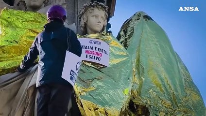 Teli termici sulla statua di Cavour a Torino, Extinction Rebellion in azione