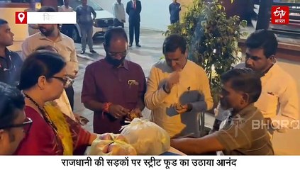 स्मृति ईरानी ने पटना की सड़क पर उठाया गोलगप्पे का लुत्फ, बोलीं- भैया हल्का मीठा दीजिए