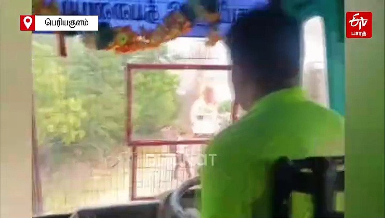 திடீரென தீப்பற்றி எரிந்த டெம்போ ட்ராவலர் வேன்: அதிர்ஷ்டவசமாக உயிர் தப்பிய 15 பேர்!