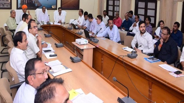 Video: जिला प्रभारी मंत्री ने समीक्षा बैठक में योजनाओं के प्रभावी क्रियान्वयन पर दिया जोर