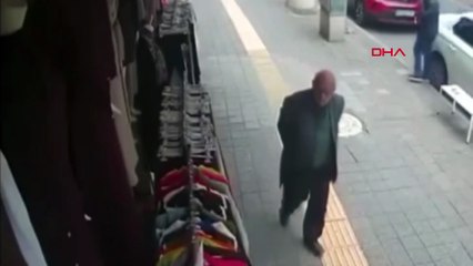 Kendisini evden çıkartan mülk sahibini darbetti; o anlar kamerada