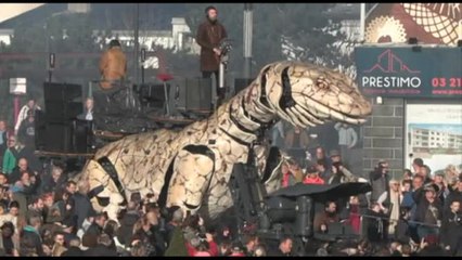 Un varano e un drago in piazza a Calais, lo spettacolo mozza il fiato