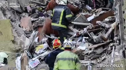 Ucraina, cagnolina estratta viva dalle macerie dopo l'attacco russo