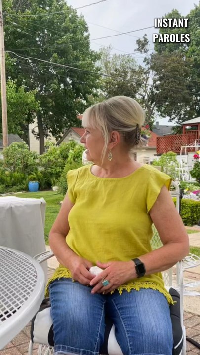 Cette enseignante retraitée reçoit la visite de ses anciens élèves diplômés