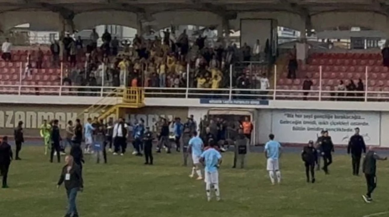 3. Lig maçında taraftar bıçakla sahaya daldı