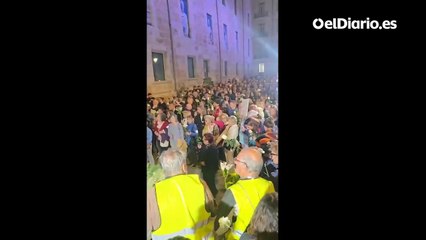 Concentración de familiares de víctimas de la dana frente a Les Corts, en València, donde han realizado una ofrenda floral