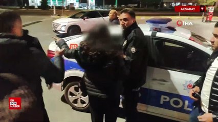 Aksaray'da anne ve baba avukat kızlarını taksi durağına kilitledi