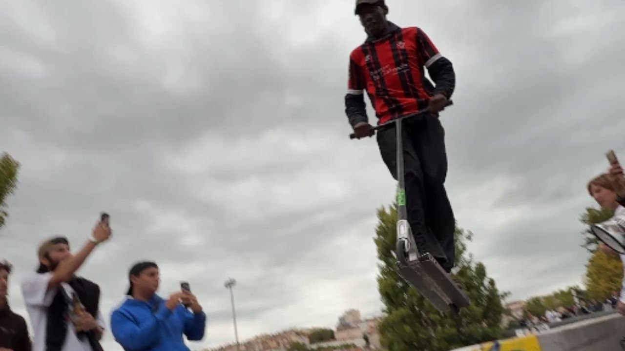 Scooter rider attempts high jump at Lyon Street Jam and suffers a painful fall