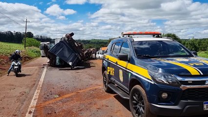 Carreta tomba na BR-163 entre Cascavel e Toledo e interdita completamente a pista sentido Cascavel