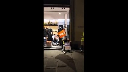 Firenze, gli operai occupano la boutique di Patrizia Pepe