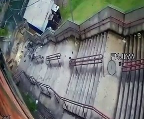 VÍDEO: motorista perde o controle a carro ‘voa’ sobre escadaria