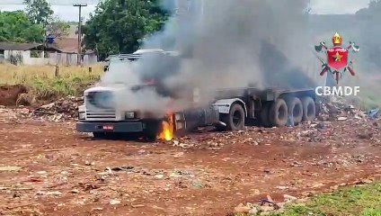 Caminhão pega fogo após descarga elétrica
