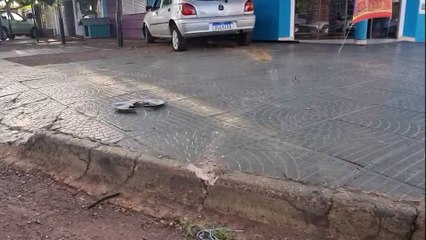 Fiesta vai parar na calçada após colisão no Santa Felicidade