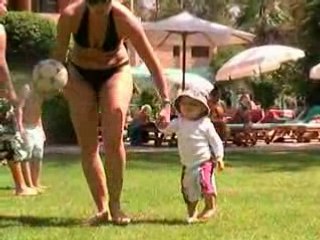 Liam qui joue au ballon a marrakech a l hotel kenzi farra