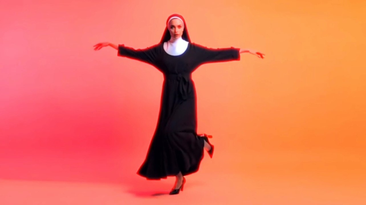 Monja bailando música electrónica.