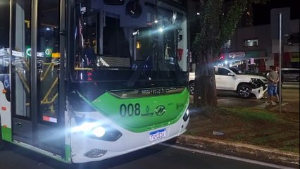 Caminhonete, Sandero e ônibus batem na Avenida Brasil, no Centro de Cascavel