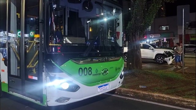 Caminhonete, Sandero e ônibus batem na Avenida Brasil, no Centro de Cascavel