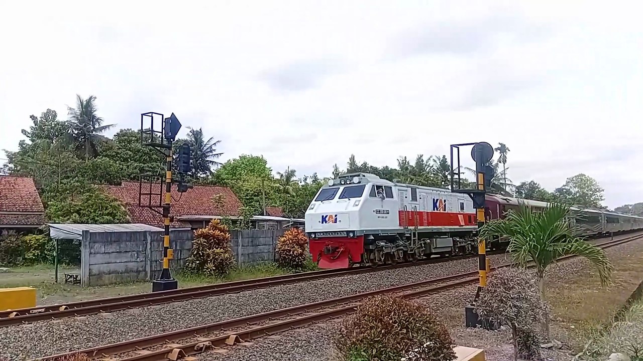 Kereta Api Manahan Melintas Di JPL 480 Kroya