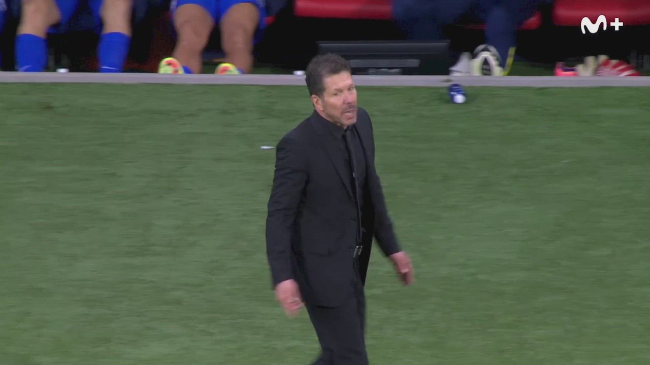 Y Simeone estalló contra el árbitro por una amarillla al Atlético: fue tanto que metió a Vinicius en la protesta