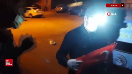 Bursa'da çöpten buldukları Türk bayrağı yürek burktu