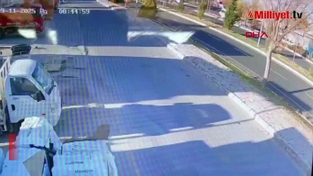 Ağaca çarpan otomobil ikiye bölündü