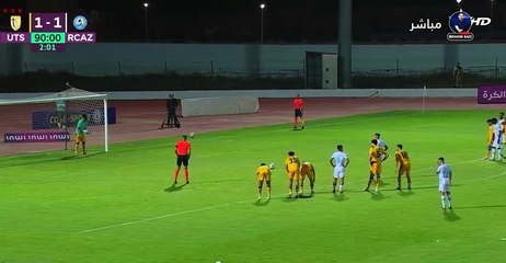 Un penalty arrêté par un défenseur à la dernière minute d'un match du Championnat du Maroc entre Touarga et Zemamra - Foot - Champ. Maroc