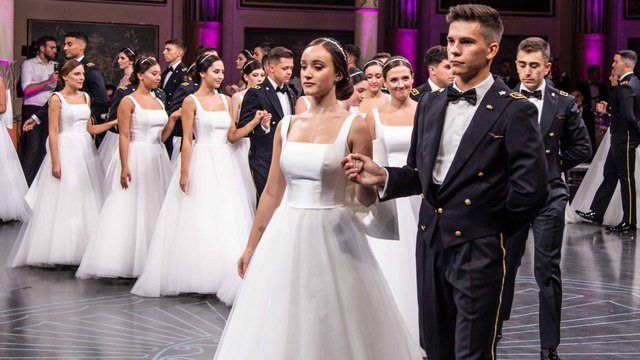 Il Gran Ballo viennese a Roma con 32 ragazze e allievi ufficiali: gara di eleganza e bellezza, i vincitori all'Opernball di Vienna