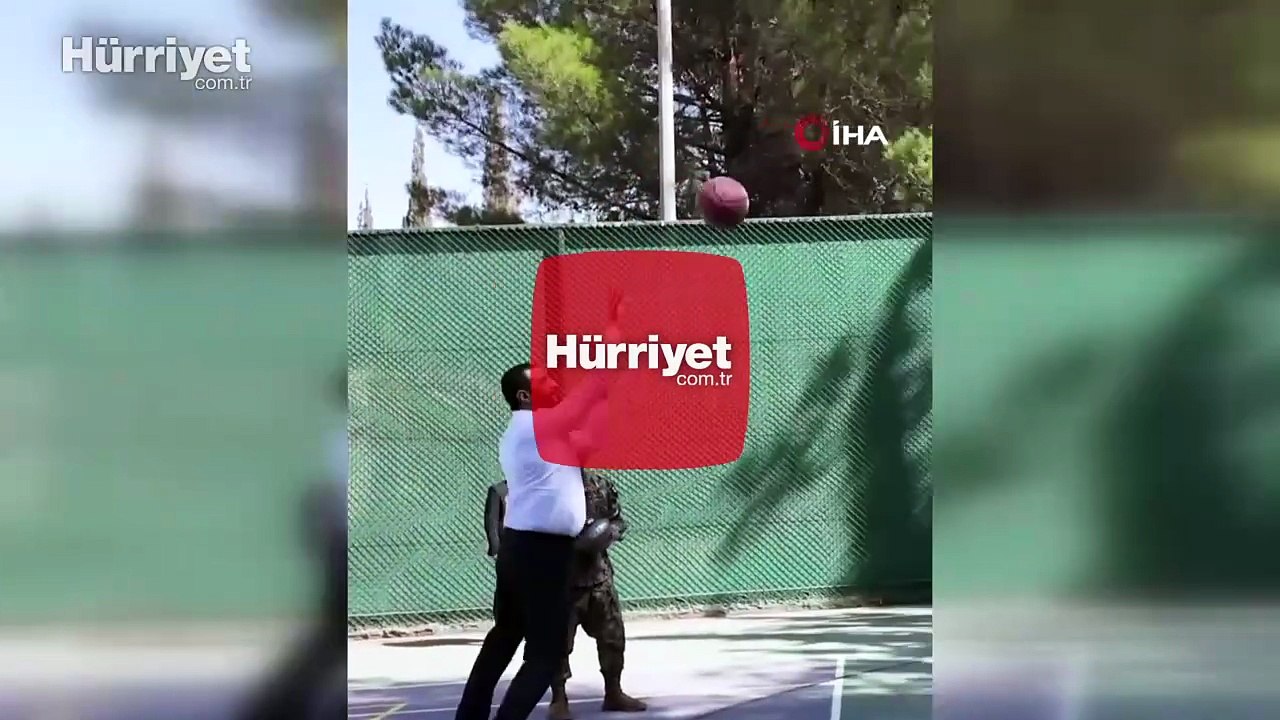 Suriye Cumhurbaşkanı Ahmed Şara, ABD’li komutanlarla sahada buluştu