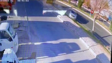 Nevşehir'de kaza! Ağaca çarpan araç ikiye bölündü