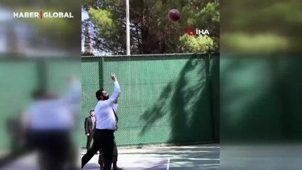 Bir zamanlar ABD tarafından başına ödül koyulan Şara, Washington'da komutanlarla basketbol oynadı