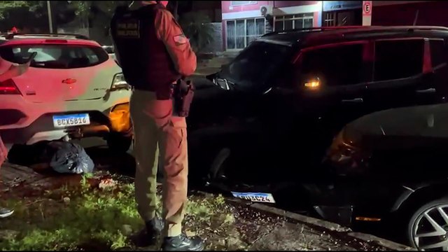 Condutor causa prejuízo e foge após colidir Jeep com veículos estacionados no Centro