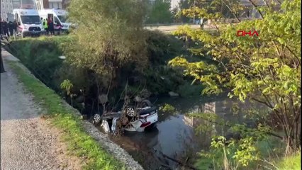 Çaya uçan otomobildeki 2 kız çocuğunu yoldan geçen sürücüler kurtardı