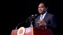 El presidente de Zambia abandona un mitin al ser apedreado por mineros indignados