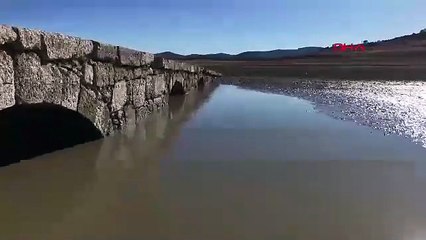 Baraj suları çekildi, tarihi köprü gün yüzüne çıktı
