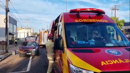Passageira fica encarcerada após Corsa colidir em caminhão estacionado