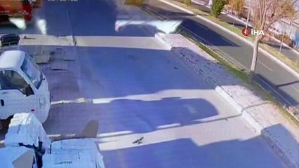 Araç ortadan ikiye bölündü: Geç arkadaşların acı sonu!