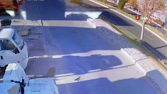 Araç ortadan ikiye bölündü: Geç arkadaşların acı sonu!