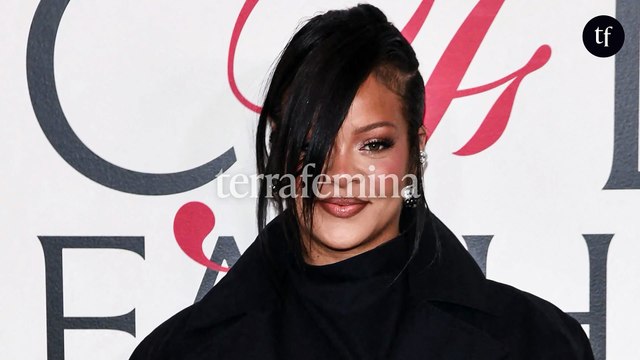 Elle a morflé sévère , Grosse et difforme : deux mois après avoir accouché, Rihanna pose sur le tapis rouge et subit des critiques sur son corps post-partum
