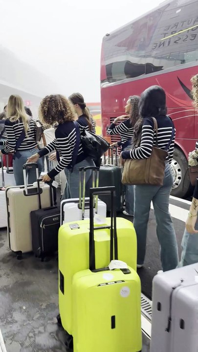 Angélique Angarni-Filipon (Miss France 2025) et les 30 candidates de Miss France 2026 quittent Paris pour leur voyage en Martinique. Aéroport d'Orly, le 9 novembre 2025. SIPA/Laurent Vu