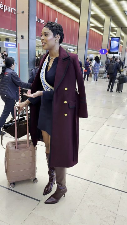 Angélique Angarni-Filipon (Miss France 2025) et les 30 candidates de Miss France 2026 quittent Paris pour leur voyage en Martinique. Aéroport d'Orly, le 9 novembre 2025. SIPA/Laurent Vu